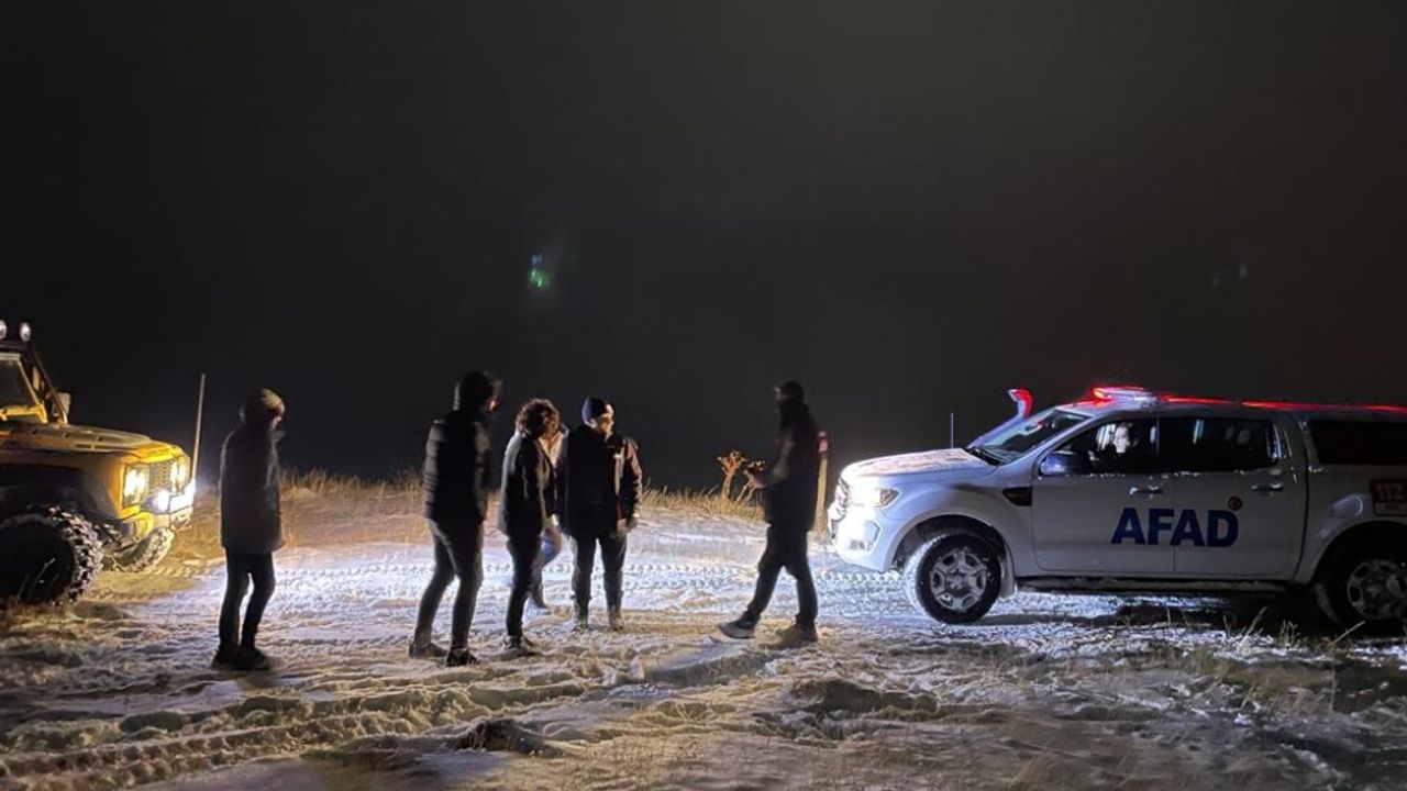 Erzincan'da karda mahsur kalan 3 kişi ekiplerce kurtarıldı