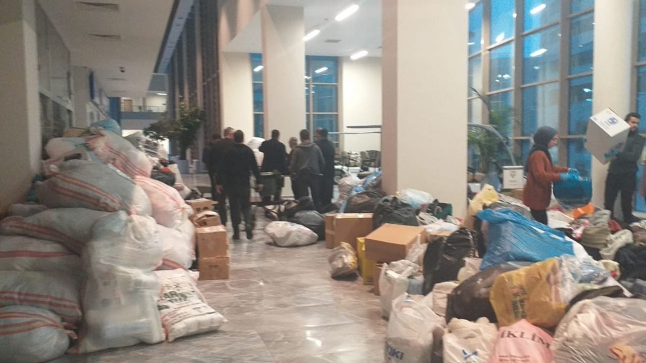 Erzurum'da doktor ve hemşireler yardım malzemeleriyle deprem bölgesine gitti