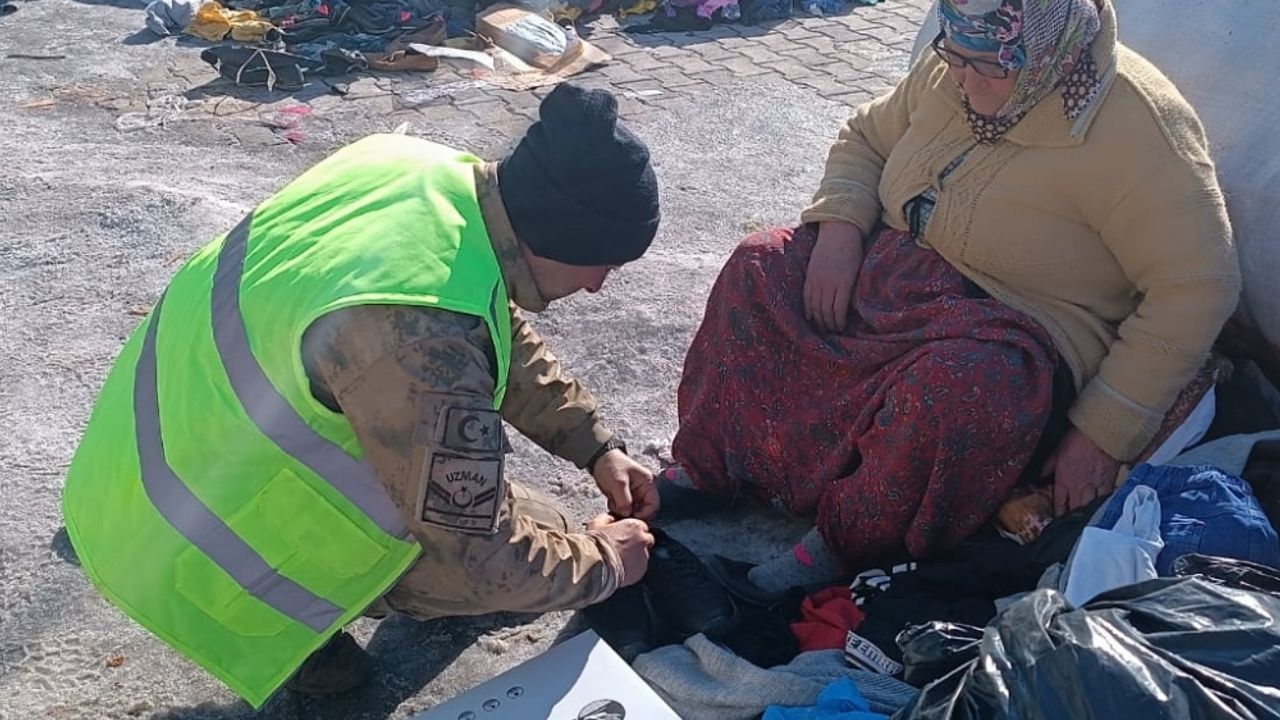 Jandarma ekipleri, Malatya'da depremzedeler için çadır kurdu