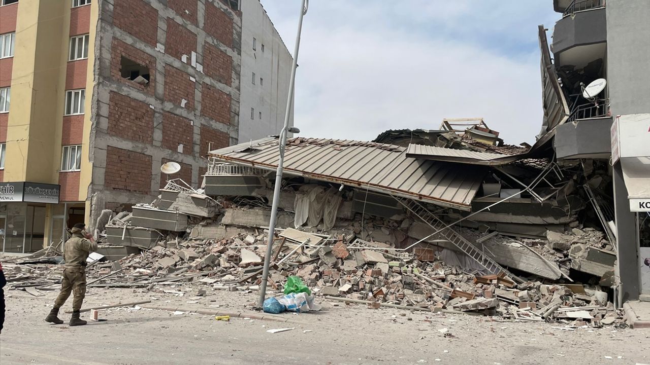 MALATYA - 5,6 büyüklüğündeki depremde Yeşilyurt'ta bazı binalarda göçük oluştu (3)
