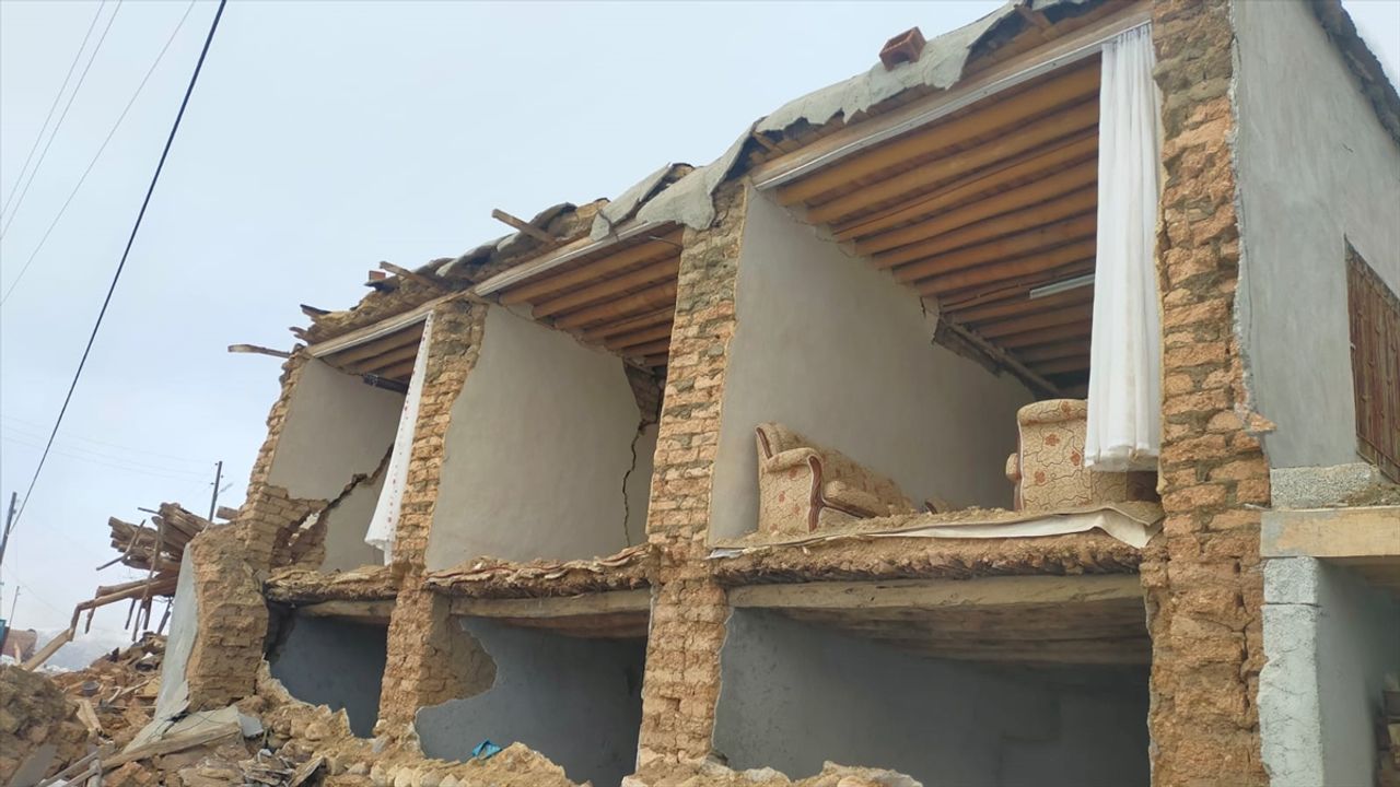 MALATYA - Malatya'nın sembolü kerpiç evler de depremde ağır hasar gördü