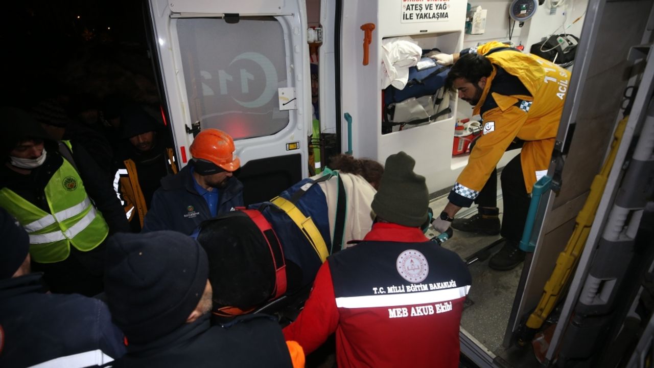 Malatya'da depremden 44 saat sonra 1 kişi kurtarıldı