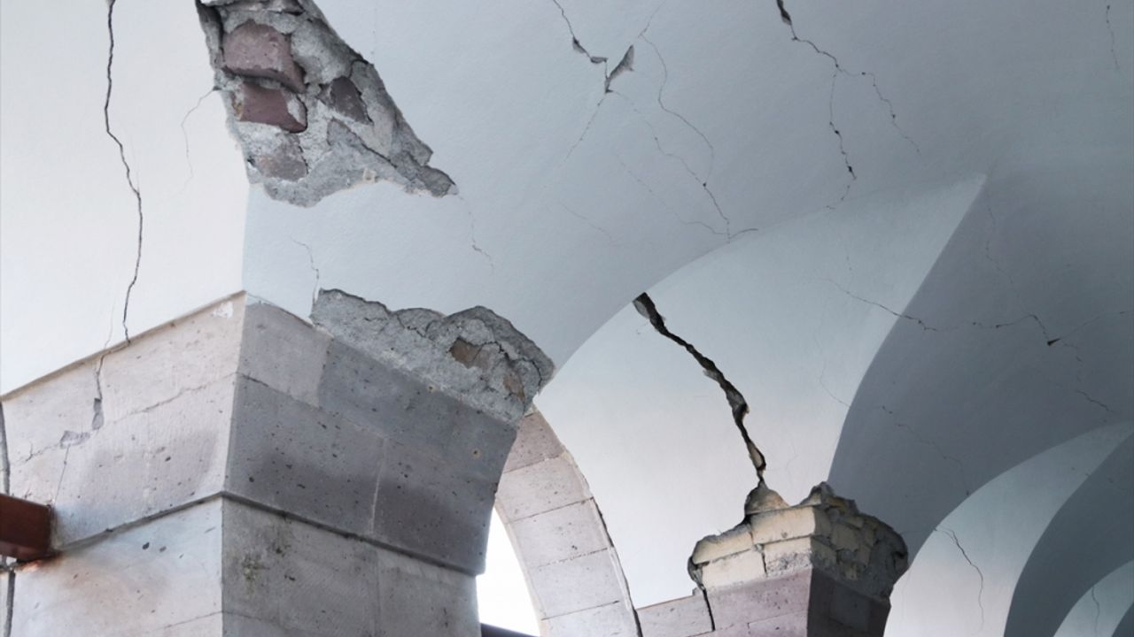 Malatya'da tarihi yapılar da depremden etkilendi