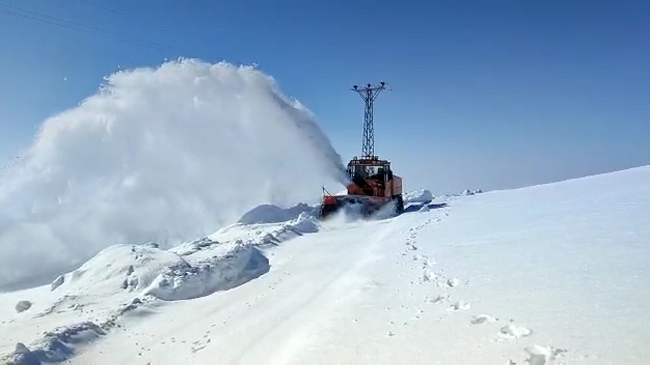 Saray ilçesinde karla mücadele çalışmaları sürüyor