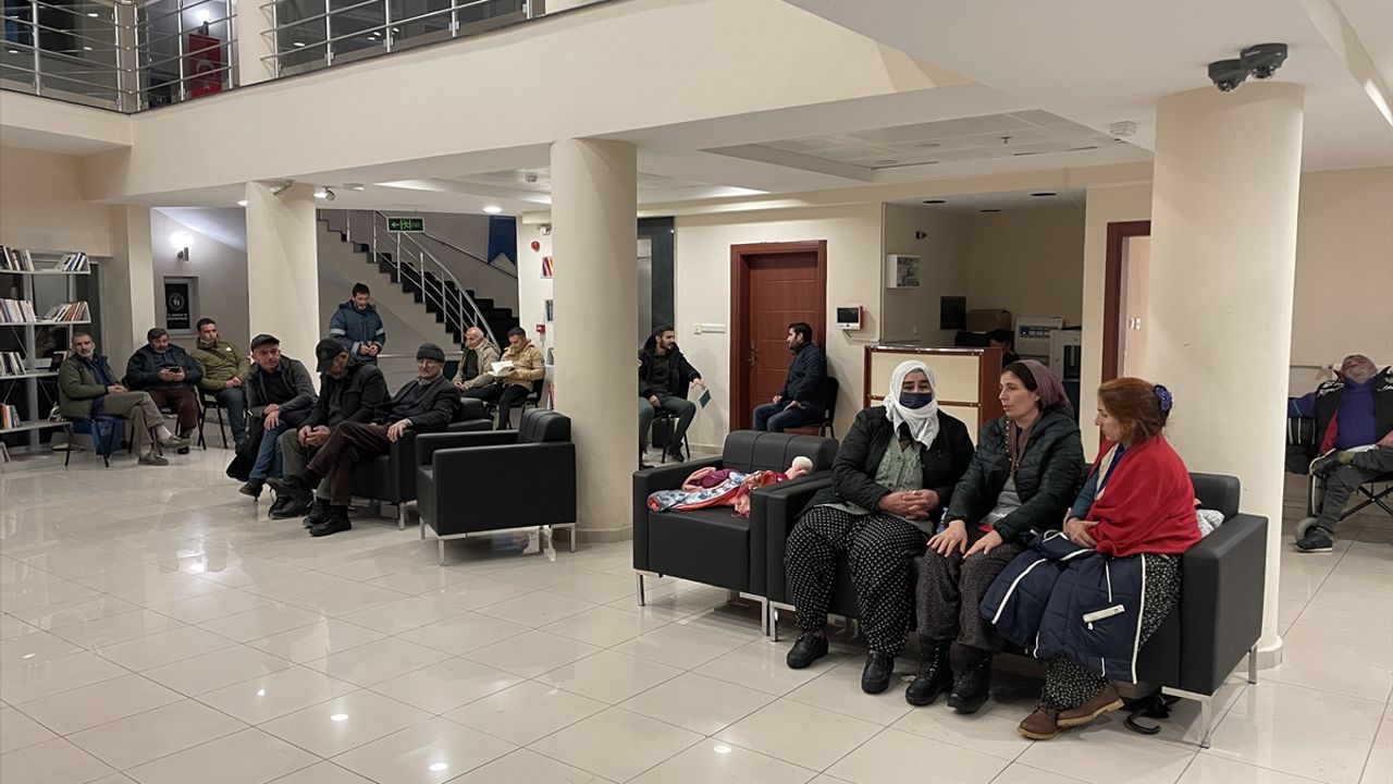 TUNCELİ - Depremlerin hissedildiği Tunceli'de vatandaşlar geceyi geçici barınma tesislerinde geçiriyor