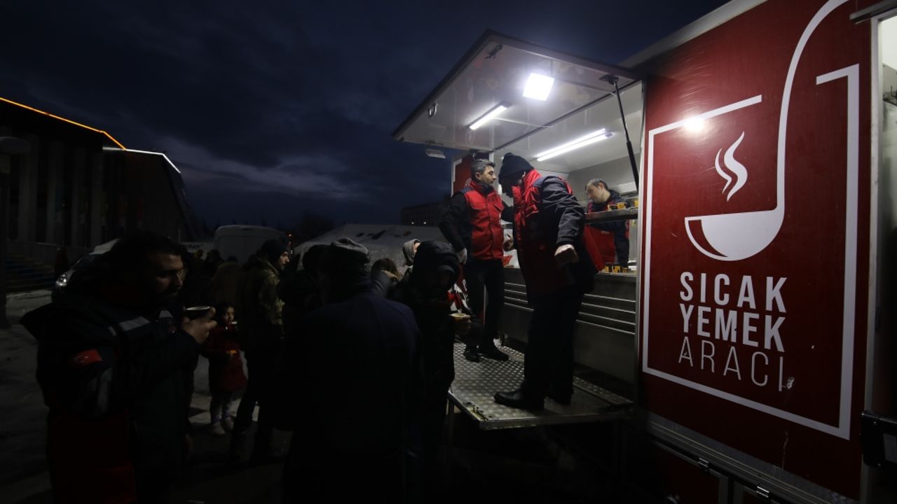 Vakıflar Genel Müdürlüğü, Malatya'da depremzedelere sıcak yemek dağıttı
