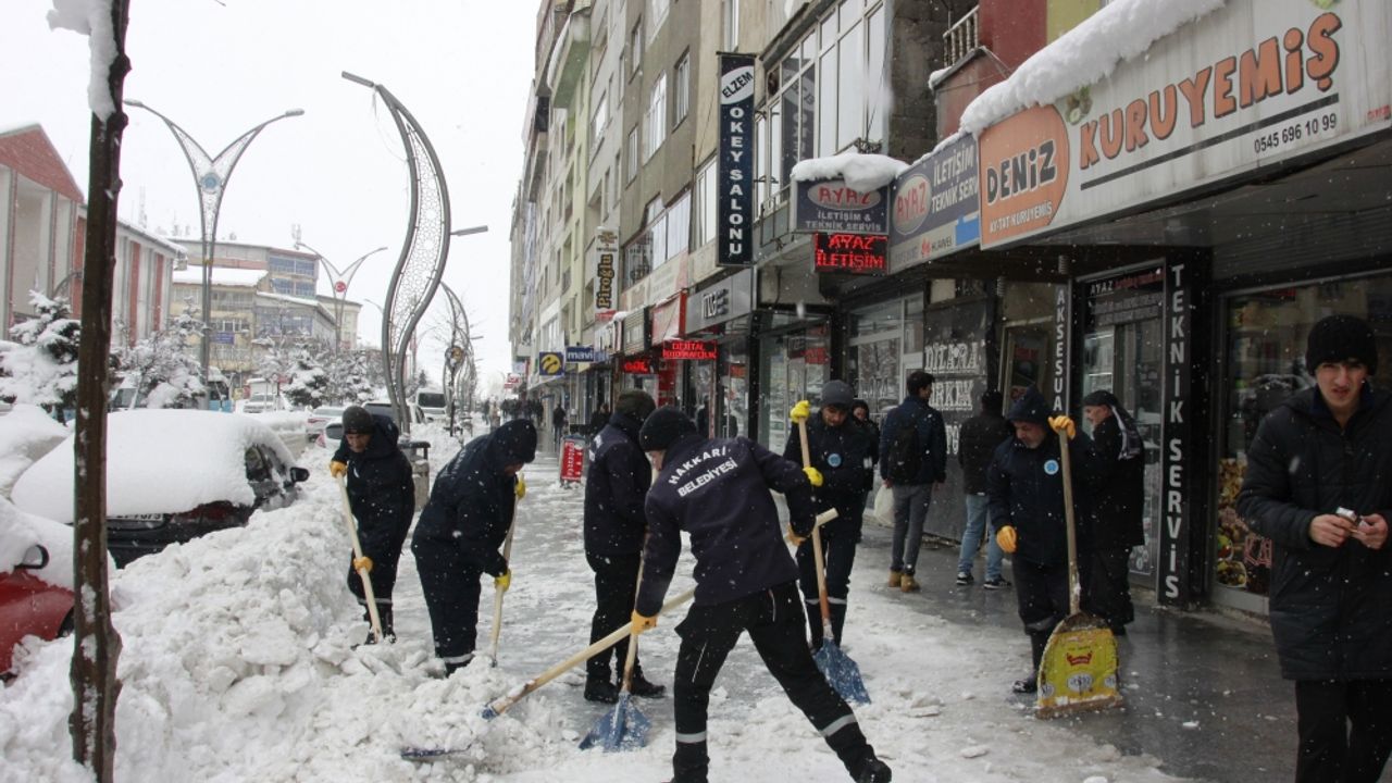 Van, Bitlis, Hakkari ve Muş'ta 1102 yerleşim biriminin yolu kar nedeniyle kapandı
