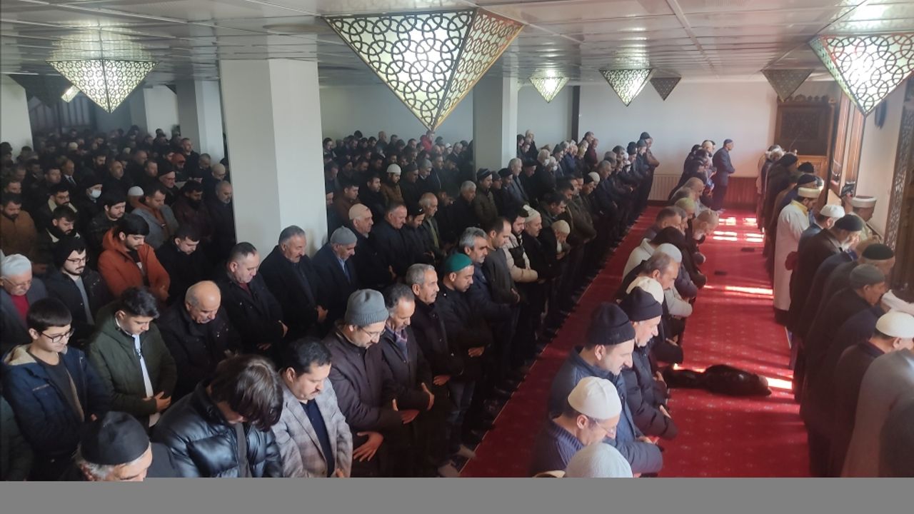Van, Bitlis, Muş ve Hakkari'de depremde ölenler çin gıyabi cenaze namazı kılındı
