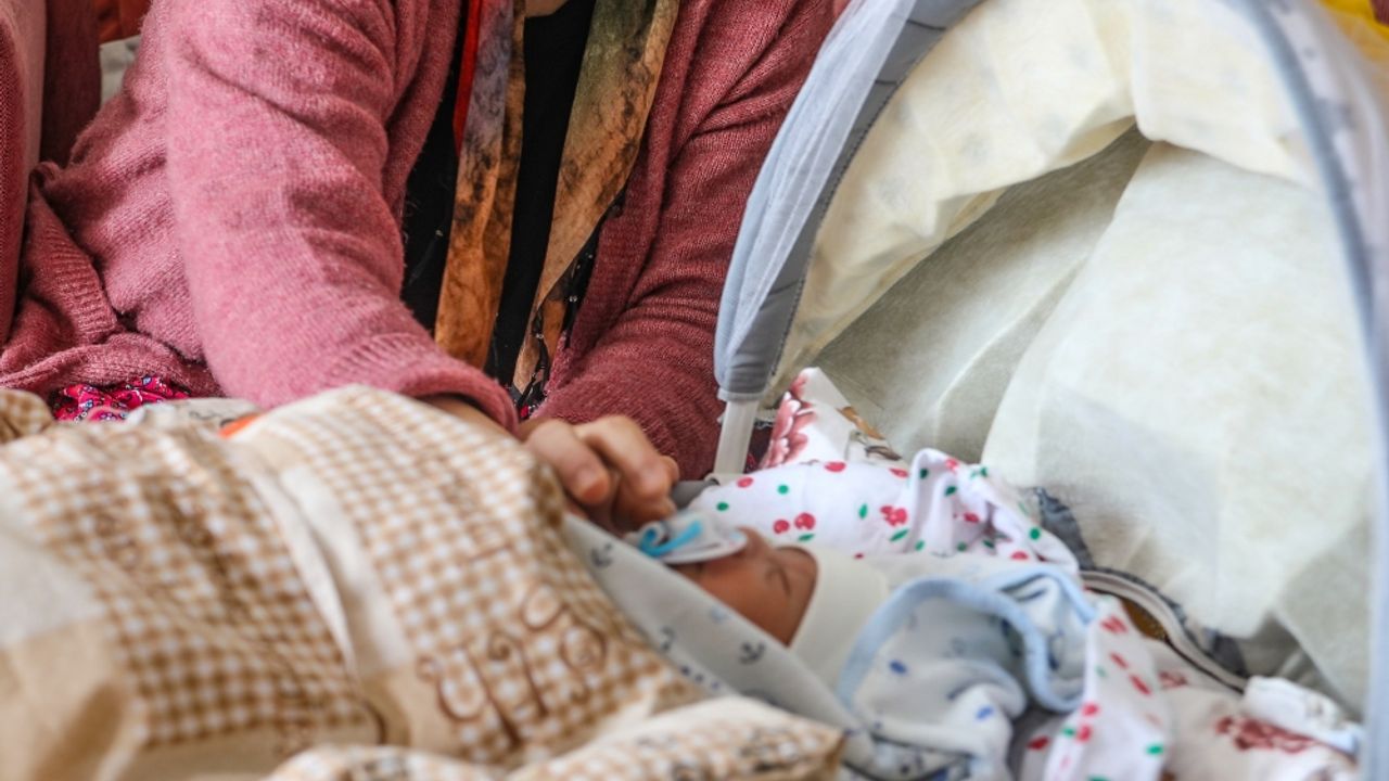 5 yıl bekledikleri bebek depremzede çifte "Umut" oldu