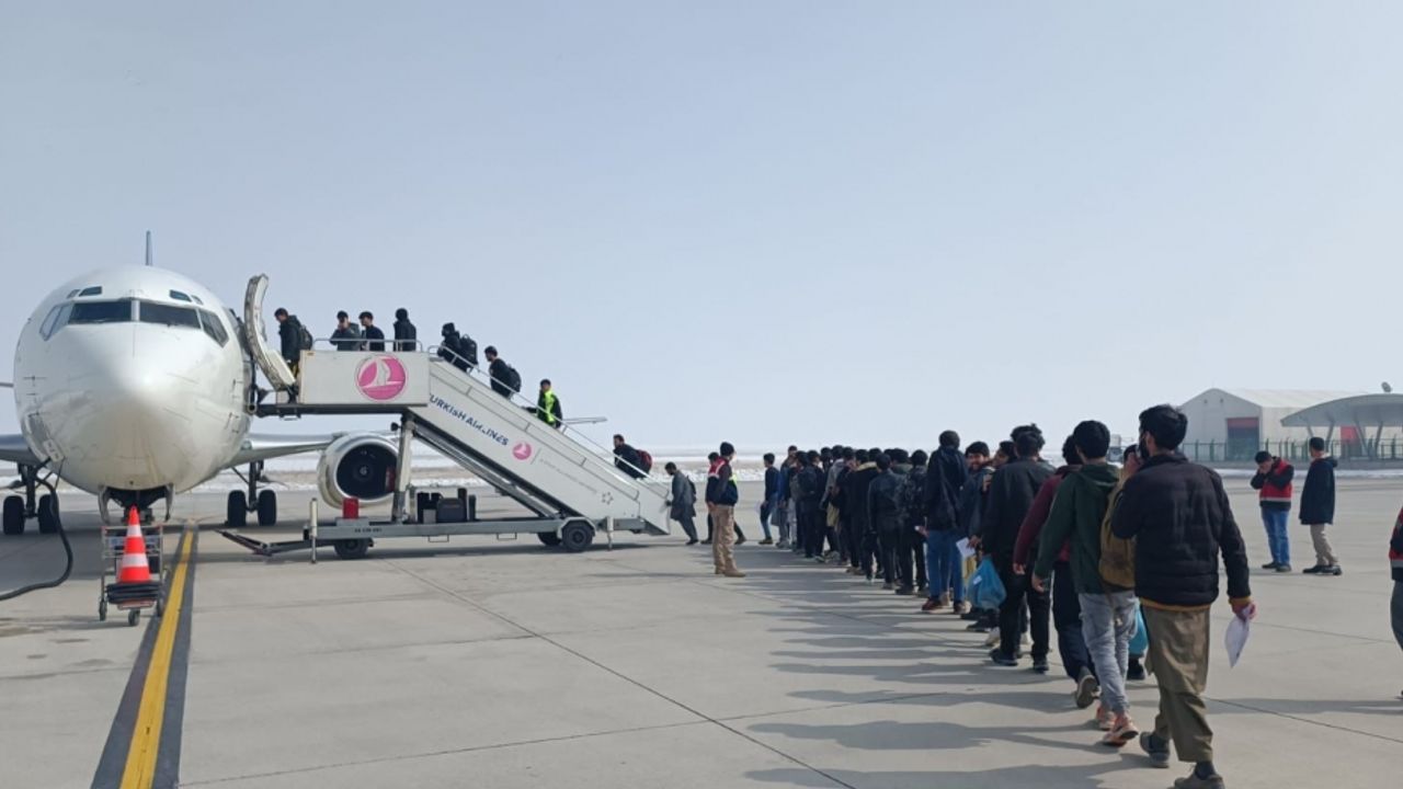 Ağrı'da 136 düzensiz göçmen sınır dışı edildi