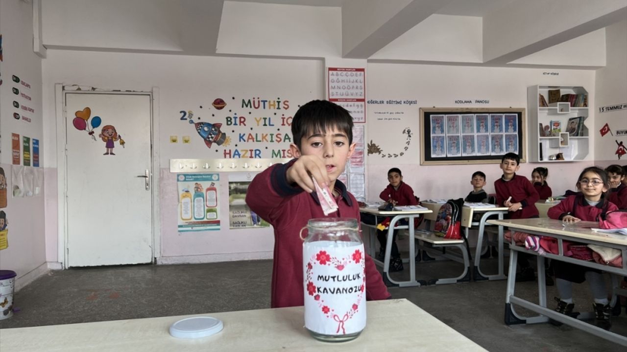 Ağrılı öğrenciler bir günlük okul harçlıklarını depremzedelere bağışladı