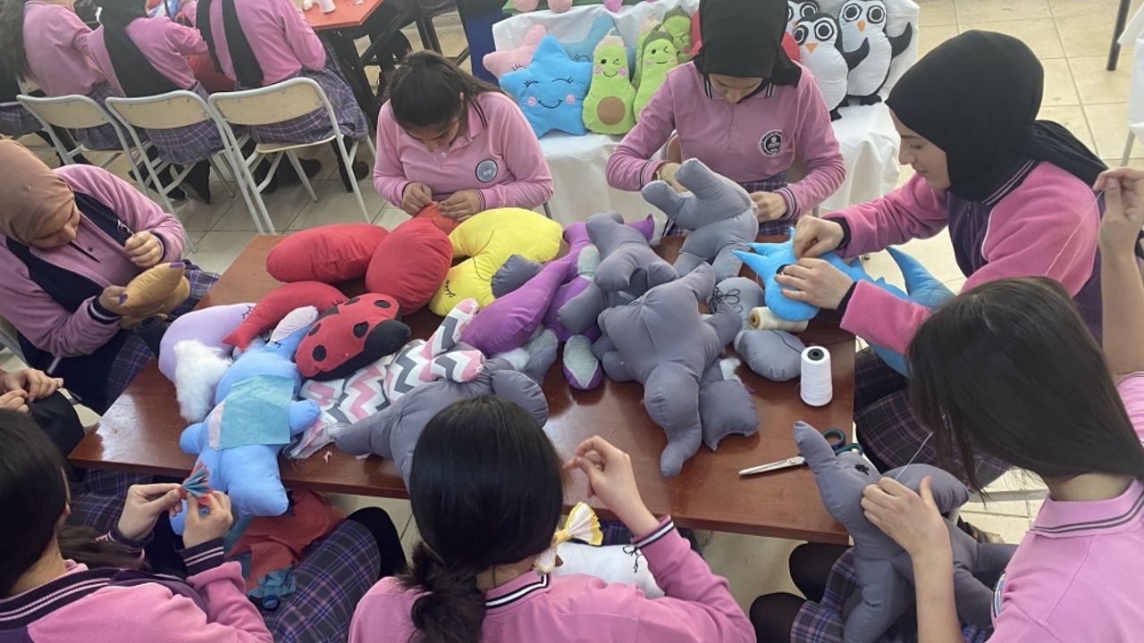 Ağrılı öğrenciler depremzede çocuklar için oyuncak üretiyor