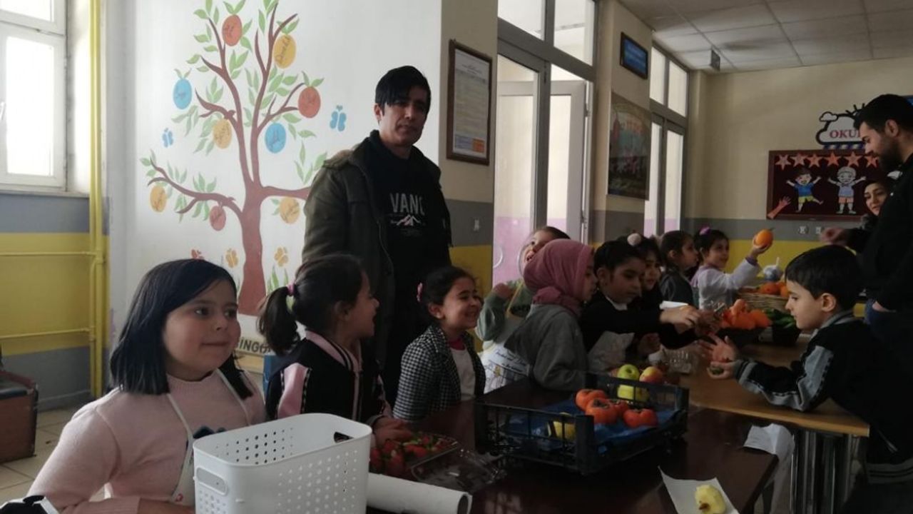 Bingöl'de öğrenciler depremzedelere destek için etkinlik yaptı