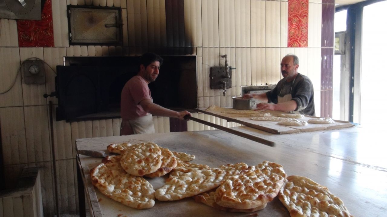 Bitlis'te depremzede ve ihtiyaç sahibi aileler için "askıda ekmek" uygulaması başlatıldı