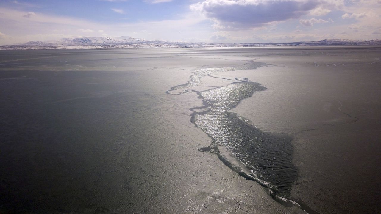 Bitlis'te yüzeyi donan Nazik Gölü'nün buzları çözülmeye başladı