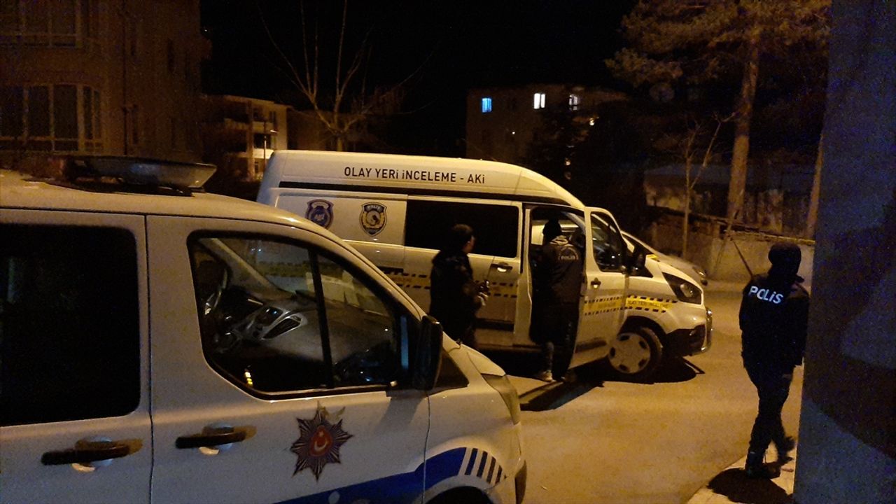 ÇORUM - Seyir halindeki otomobile düzenlenen silahlı saldırıda sürücü yaralandı