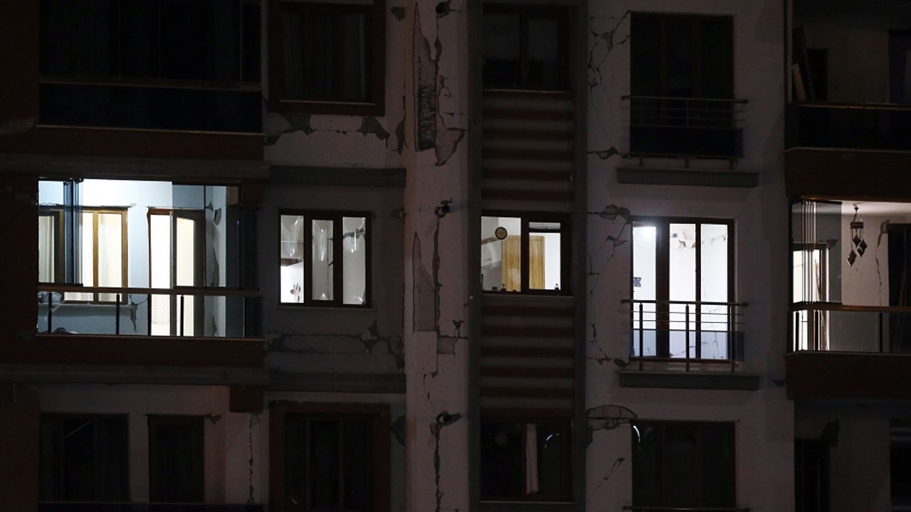 Deprem anında boşaltılan evlerin açık kalan lambaları hala yanıyor