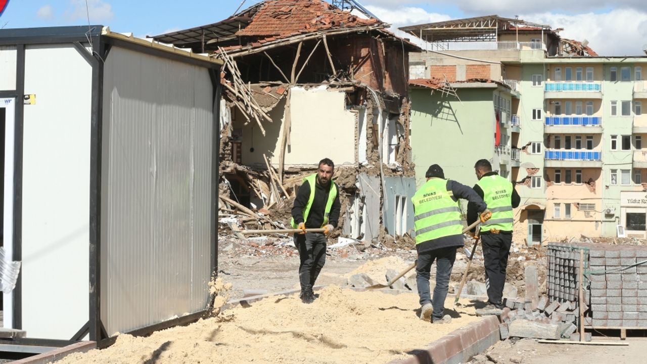 Depremin yıkıma neden olduğu Doğanşehir'de 2 konteyner çarşı kuruluyor