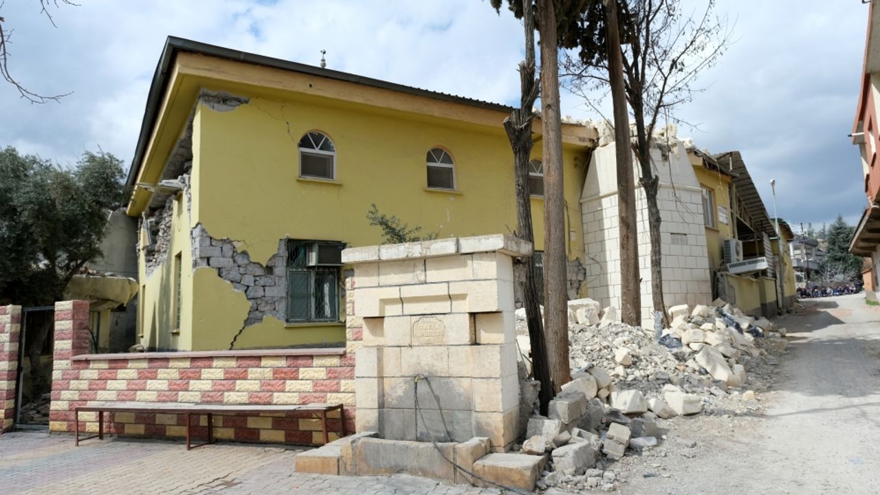 Depremlerden etkilenen Adıyaman, Malatya ve Kahramanmaraş'ta cuma namazı kılındı