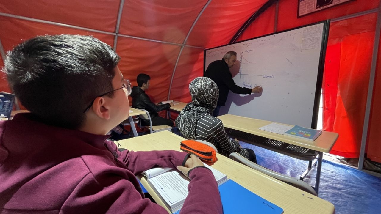 Depremzede öğrenciler "Mehmetçik Okulu"yla geleceğe hazırlanıyor