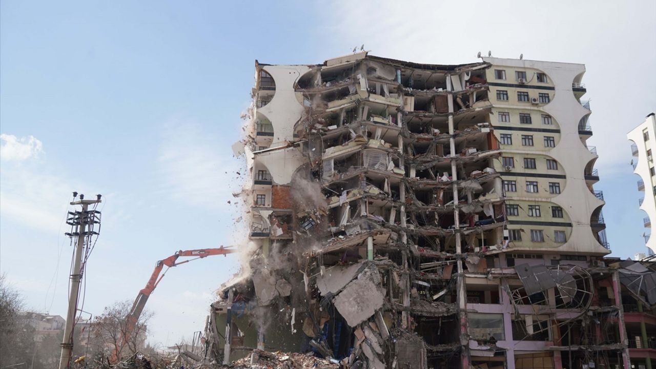 DİYARBAKIR - Ağır hasarlı iş merkezi ve üstündeki sitenin yıkımına yeniden başlandı