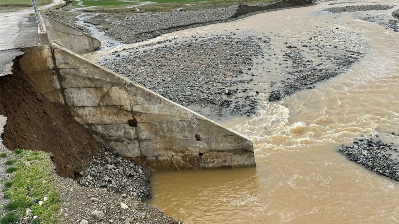 Elazığ'da sel ve toprak kaymaları köy yollarında hasara neden oldu