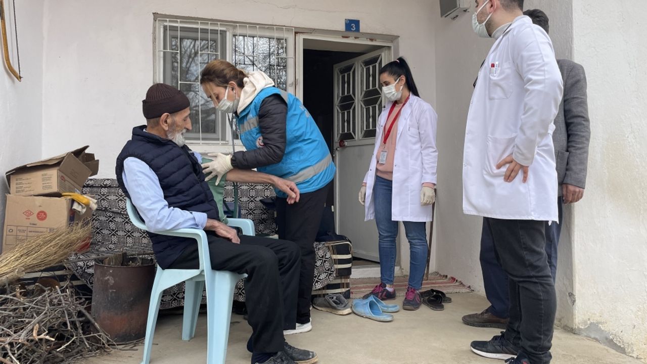 Elazığ'daki gönüllü doktor ve hemşirelerden kırsaldaki depremzedelere gezici sağlık hizmeti