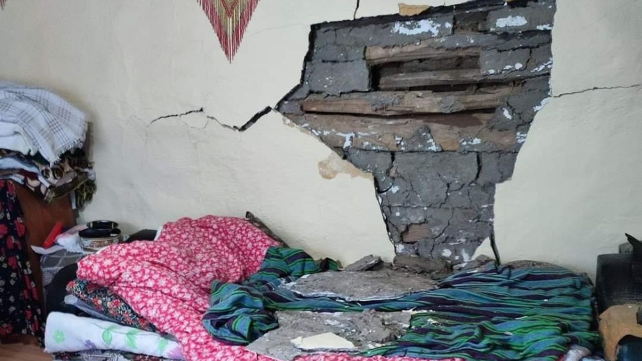 Erzincan'da dağdan kopan kaya parçaları köydeki bir eve zarar verdi