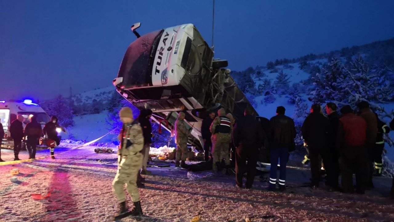 Erzincan'da yolcu otobüsü devrildi, 2 kişi öldü, 21 kişi yaralandı