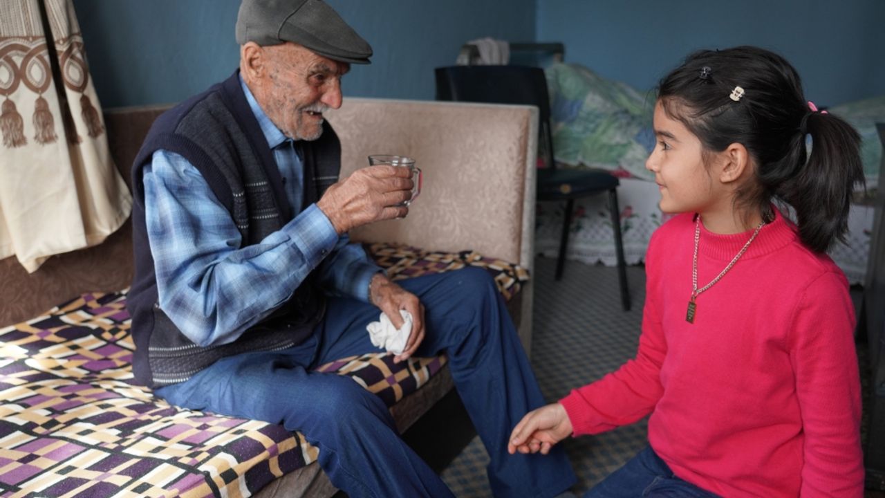 Erzincanlı 102 yaşındaki Veli dededen "zararlı alışkanlıklardan uzak durun" tavsiyesi