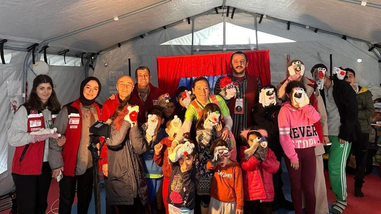 Erzurum Devleti Tiyatrosu sanatçıları depremzede çocuklarla kukla atölyesinde buluştu