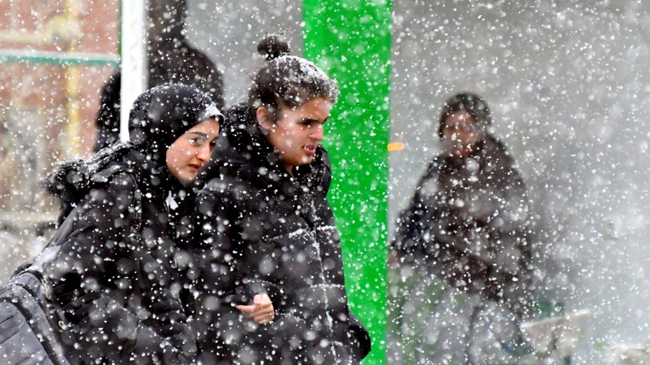 Erzurum ve Kars'ta kar yağışı etkisini artırdı