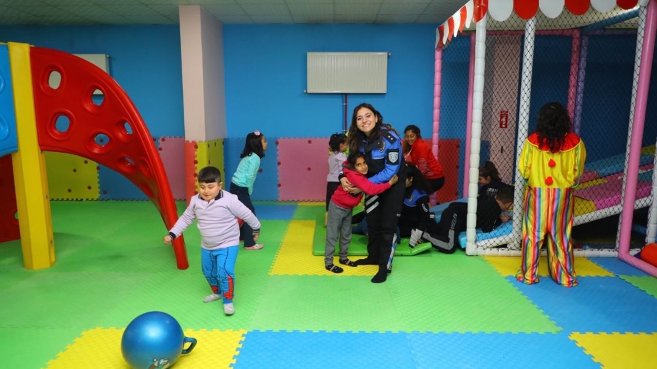 Erzurum'da depremzede çocuklara polislerden moral etkinliği