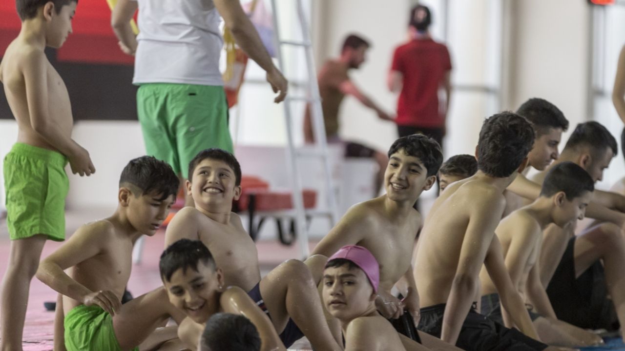 Erzurum'da misafir edilen depremzedeler havuzda yüzerek stres attı