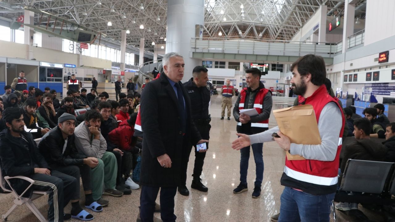 Erzurum'dan Afganistan uyruklu 136 düzensiz göçmen ülkelerine gönderildi