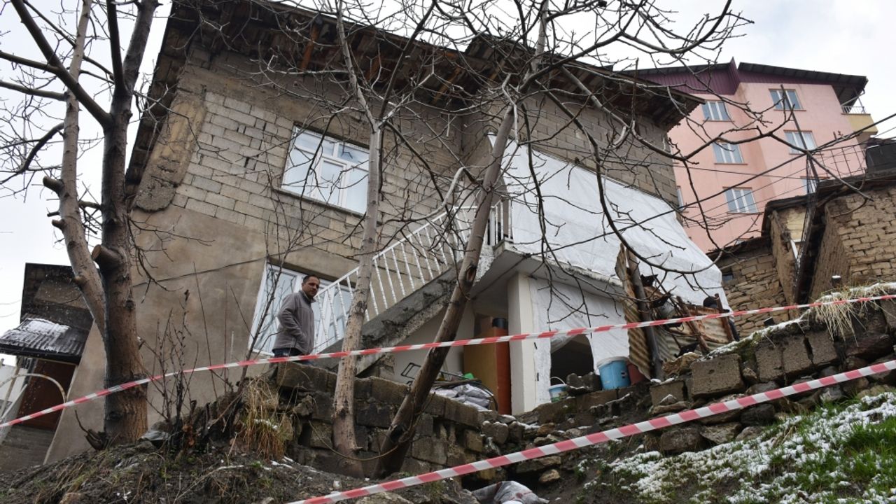 Hakkari'de toprak kayması sonucu 3 ev tahliye edildi