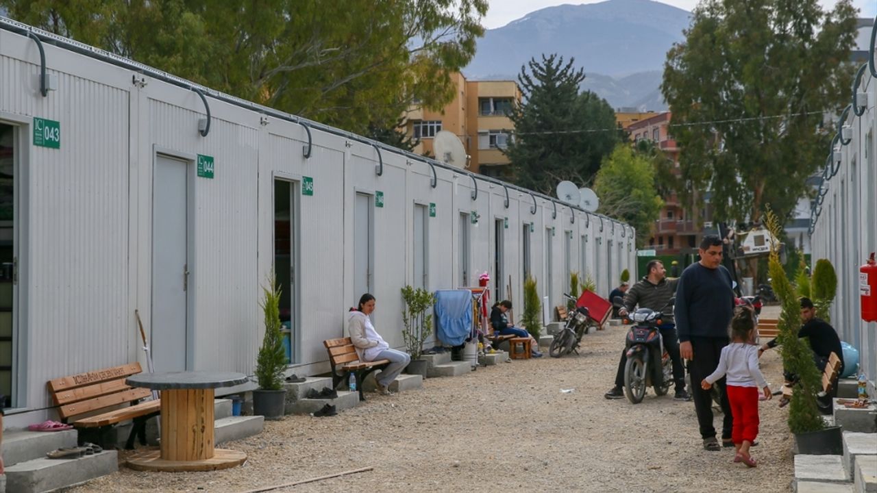 İskenderun'daki sosyal donatılı yaşam alanında depremzedelerin ihtiyaçları karşılanıyor