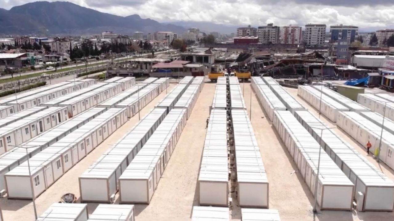 Karmod deprem bölgesine 3 bin konteyner gönderdi