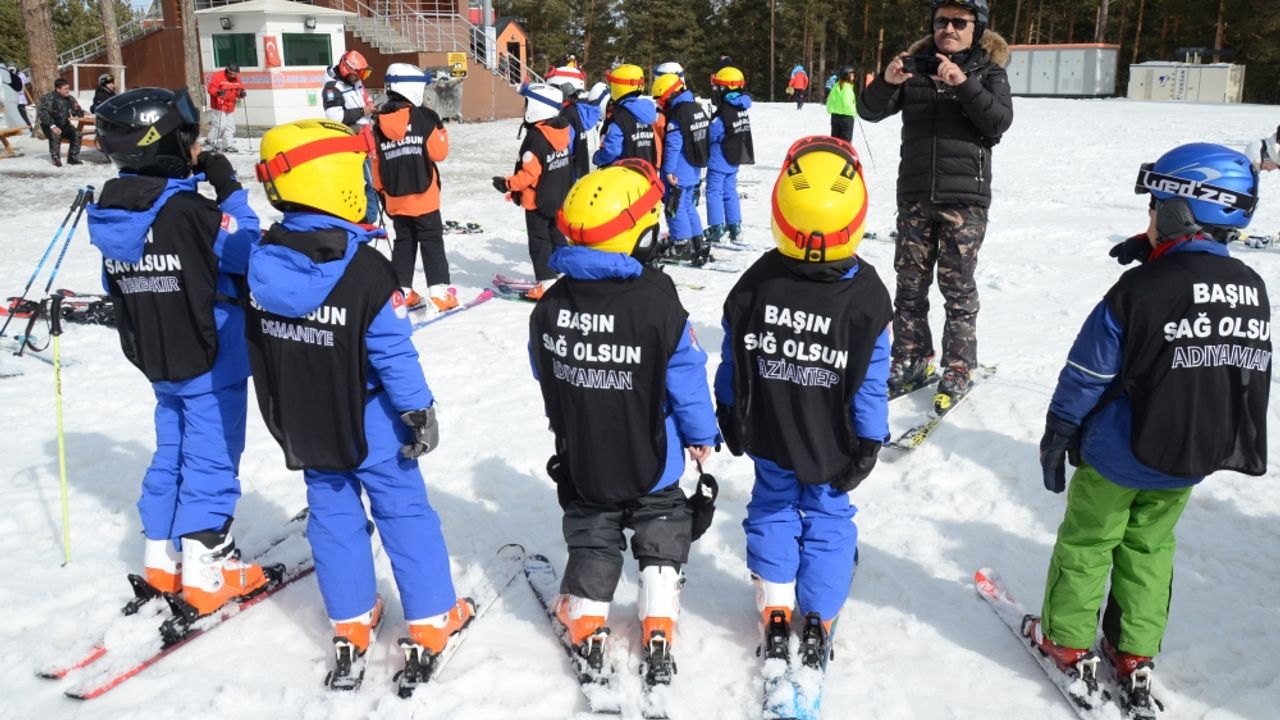 Kars'ta çocuk kayakçılar "siyah deprem yelekleriyle" antrenmanlara başladı