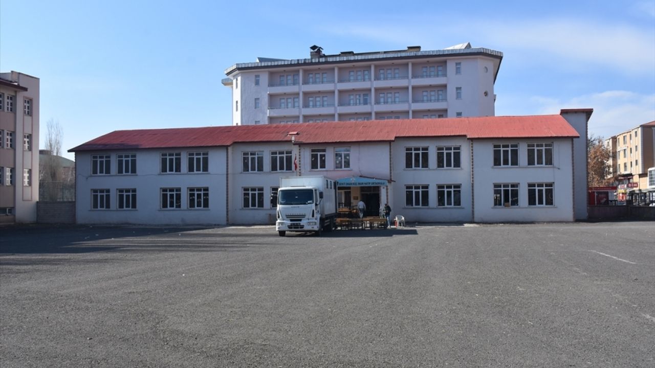 Kars'ta depreme dayanıksız olduğu belirlenen okul binası boşaltıldı