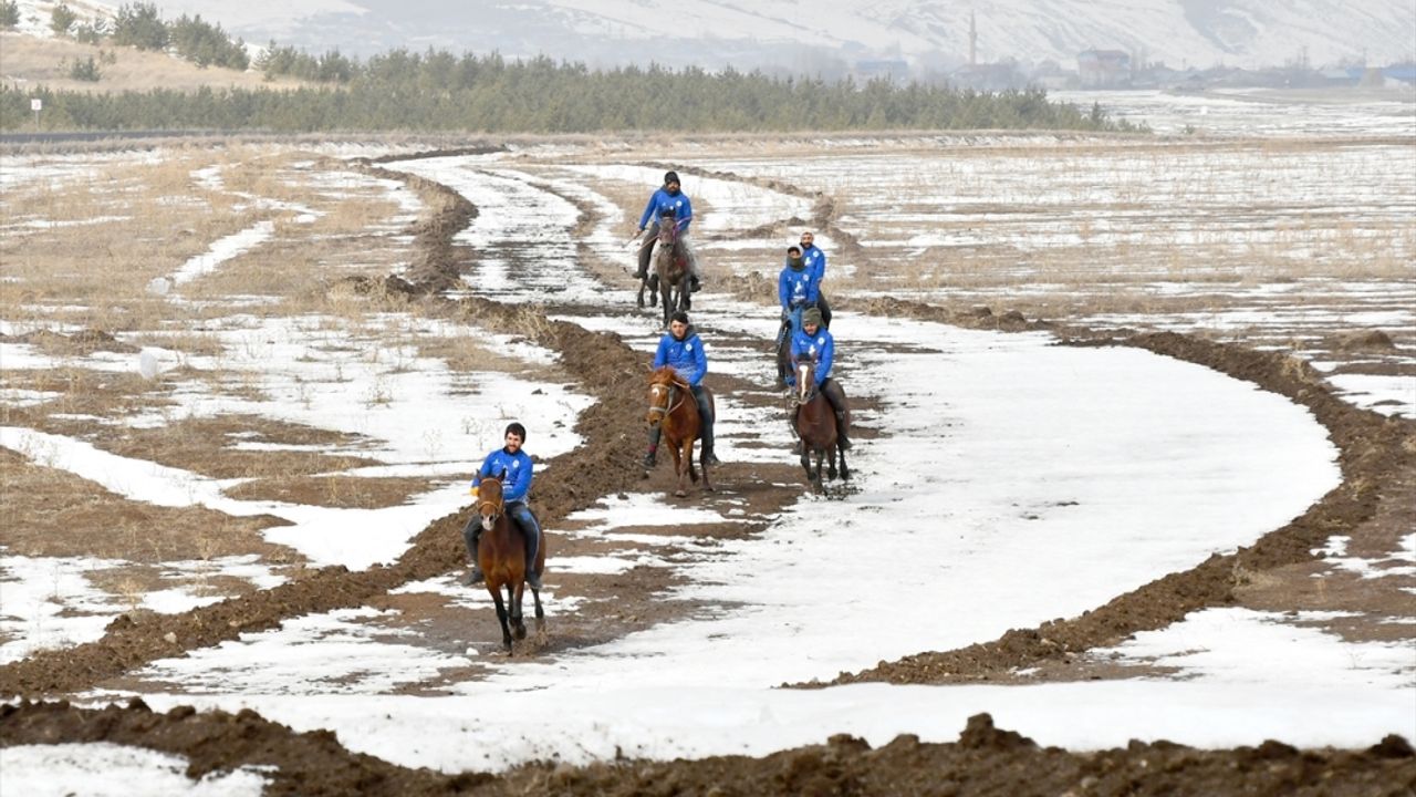 Kars'ta depremzedeler için atlı spor etkinlikleri düzenlendi