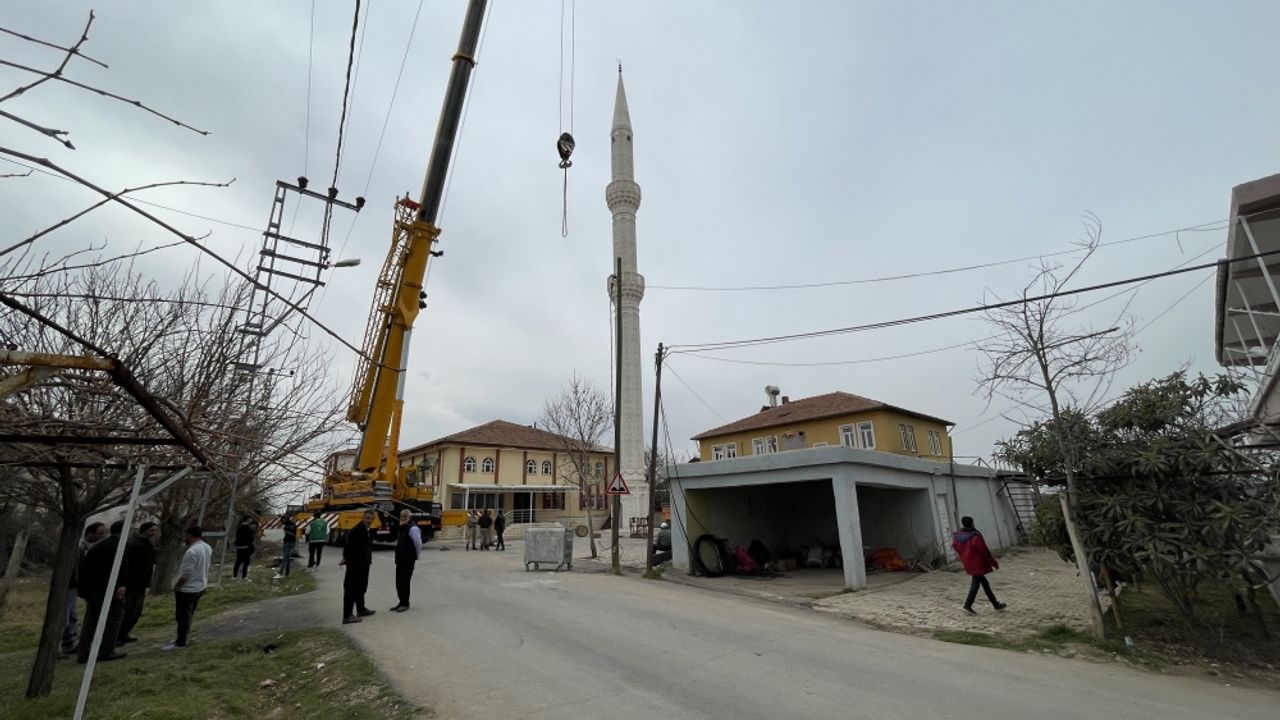 Malatya'da depremde ağır hasar gören minare iş makinesiyle yıkıldı