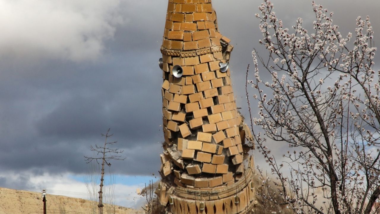 Malatya'da depremlerde ağır hasar gören minare kontrollü şekilde yıkıldı