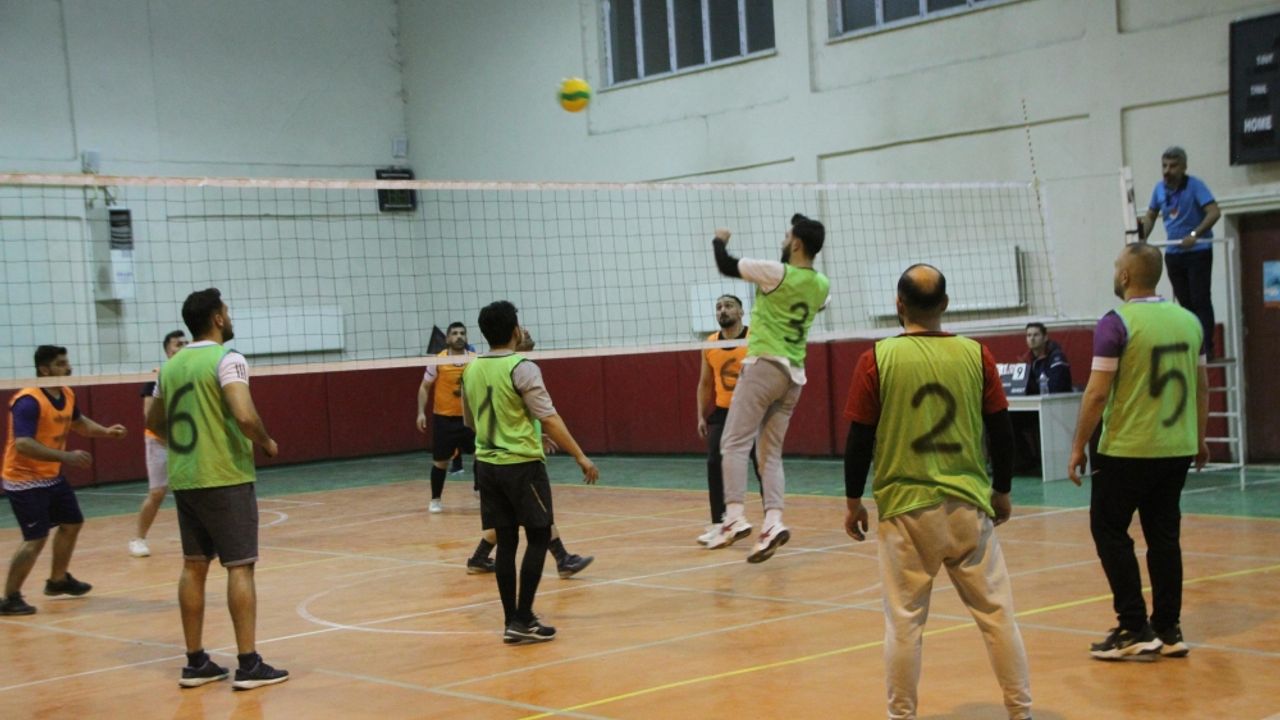 Malazgirt’te kurumlar arası voleybol turnuvası başladı