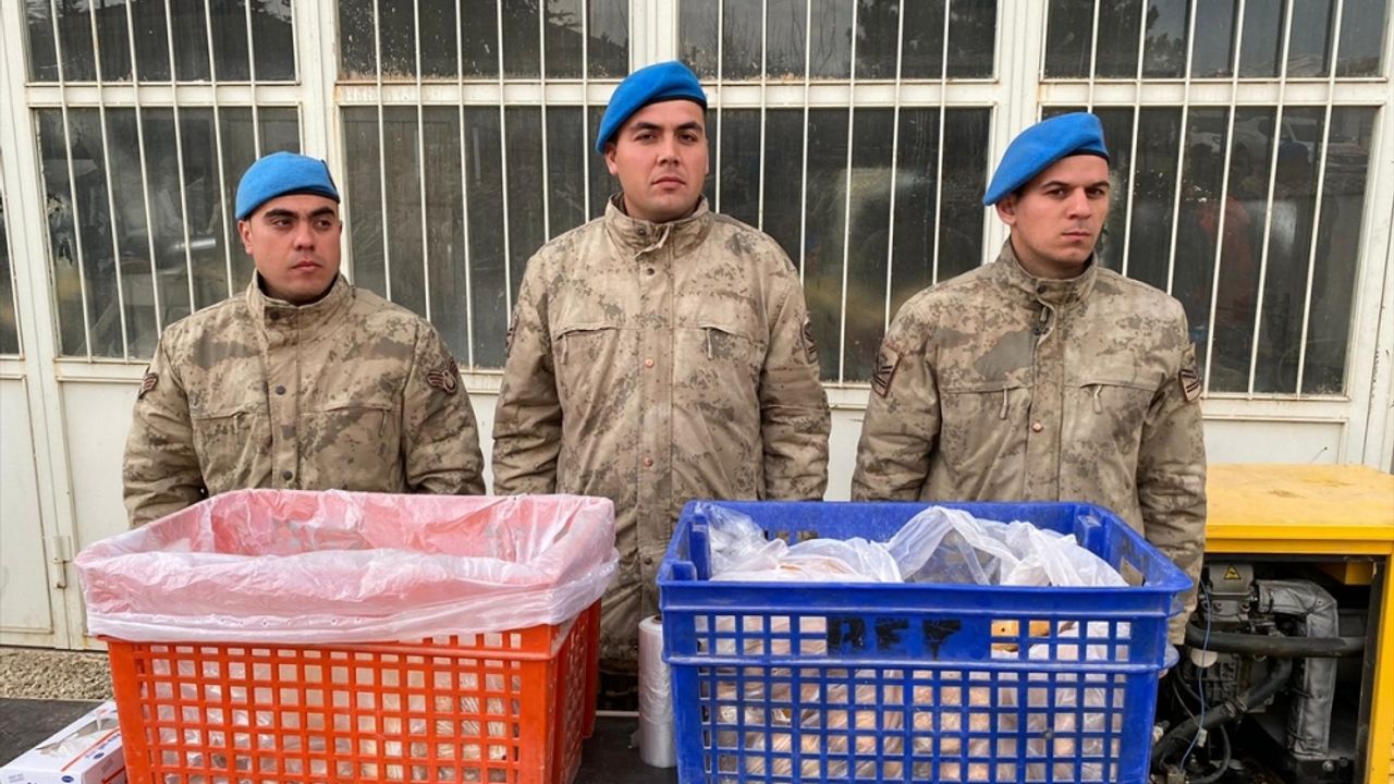 Mehmetçik, Doğanşehir'de depremzedeler için ekmek üretiyor
