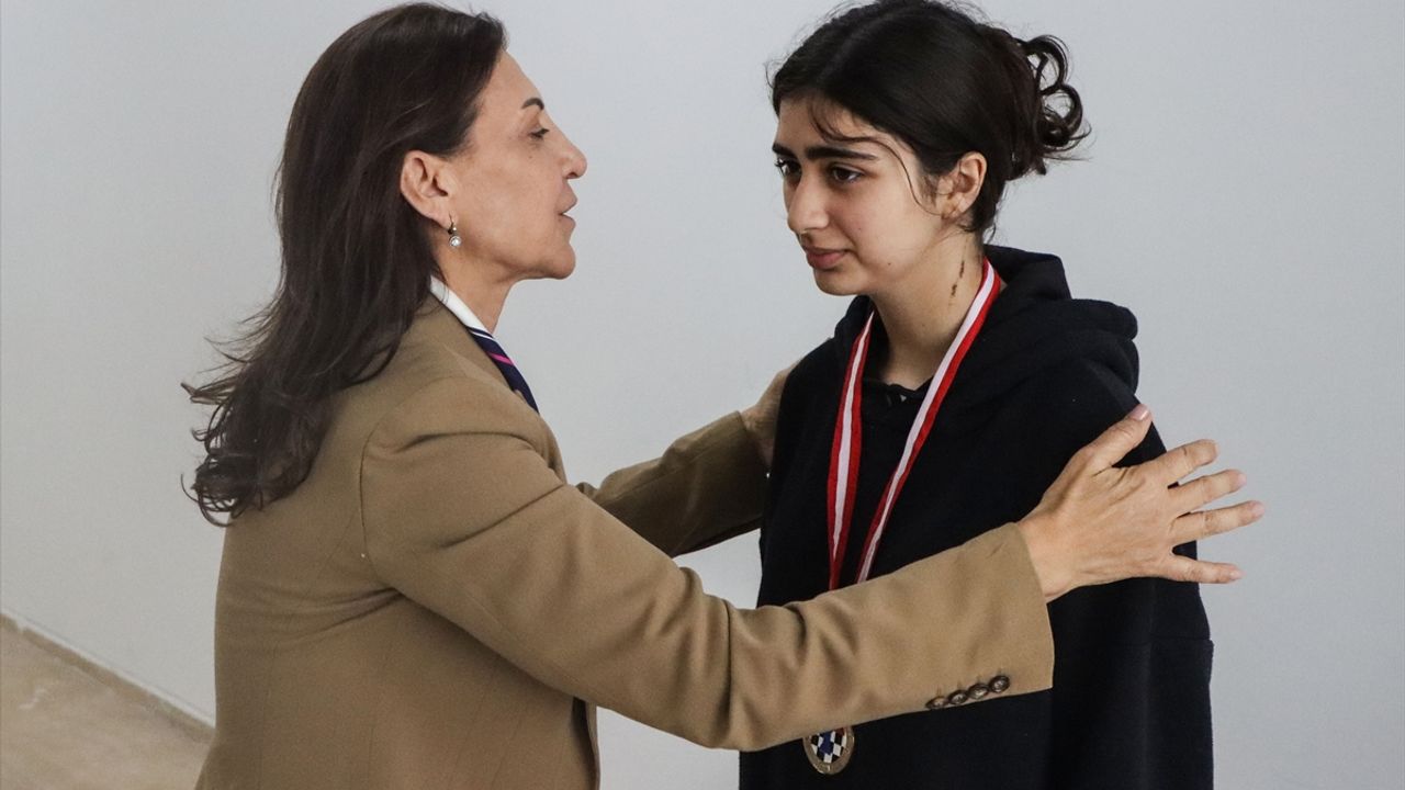 MERSİN - Depremde ödülleri enkaz altında kalan satranç şampiyonu yeni kupa ve madalyasına kavuştu
