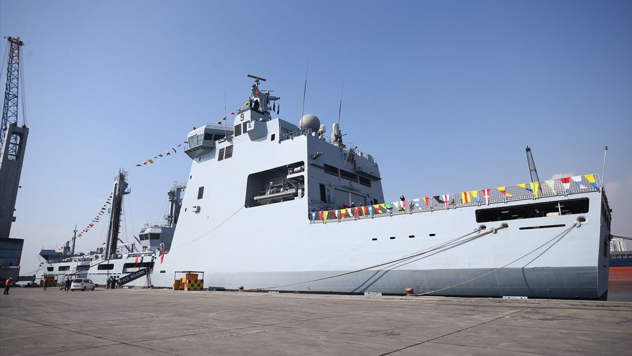 MERSİN - Pakistan'dan yardım malzemesi taşıyan ikinci askeri gemi Mersin Limanı'na geldi
