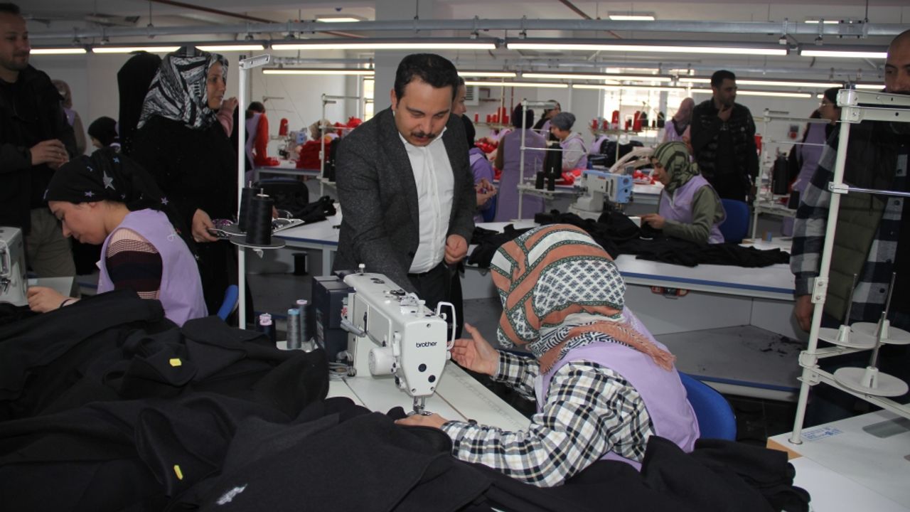 Muradiye Kaymakamı Melih Aydoğan, tekstil fabrikasında çalışan kadınları ziyaret etti
