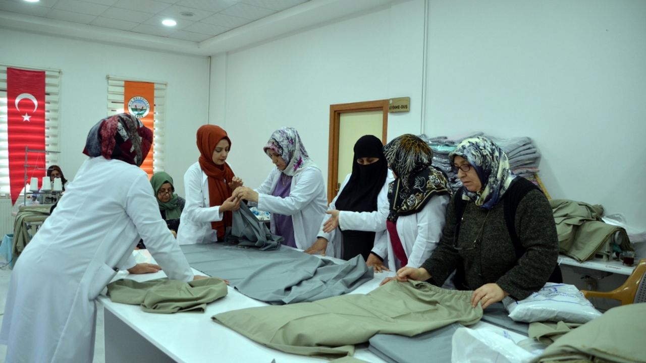 Muş'ta gönüllü kadınlar depremzedeler için kıyafet dikiyor