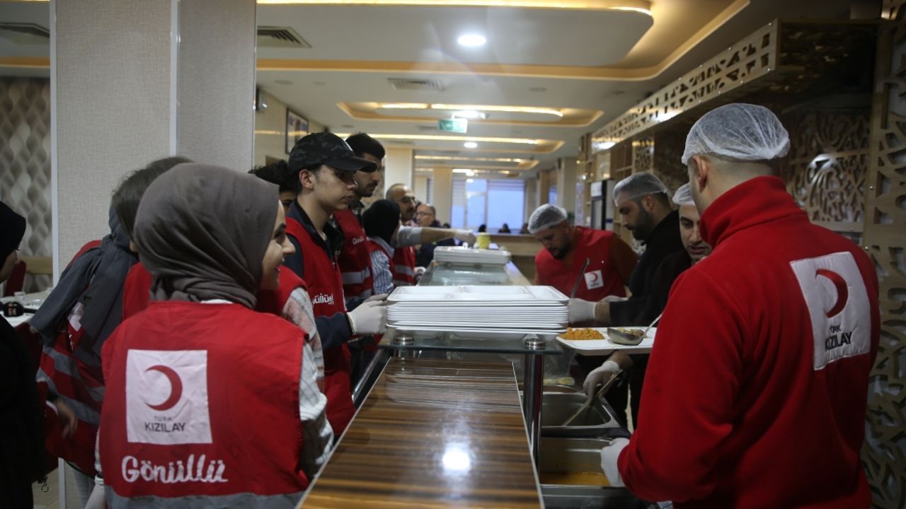 Muş'ta Tük Kızılay'dan depremzedelere iftar yemeği